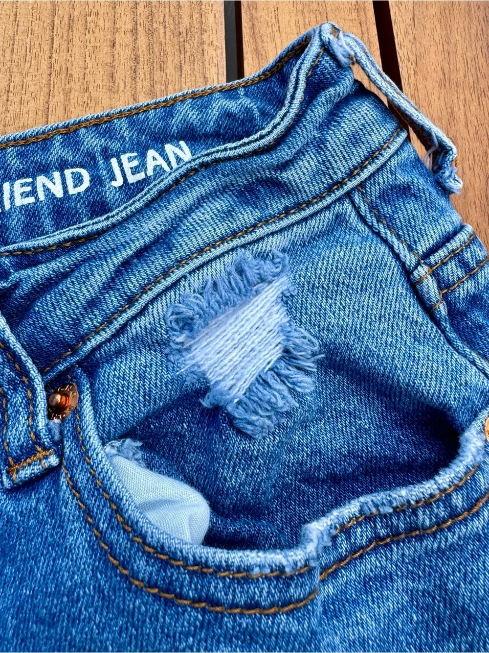 S.O.N.G. 90’s Boyfriend Jeans in Light Blue - Distressed High-Rise Denim